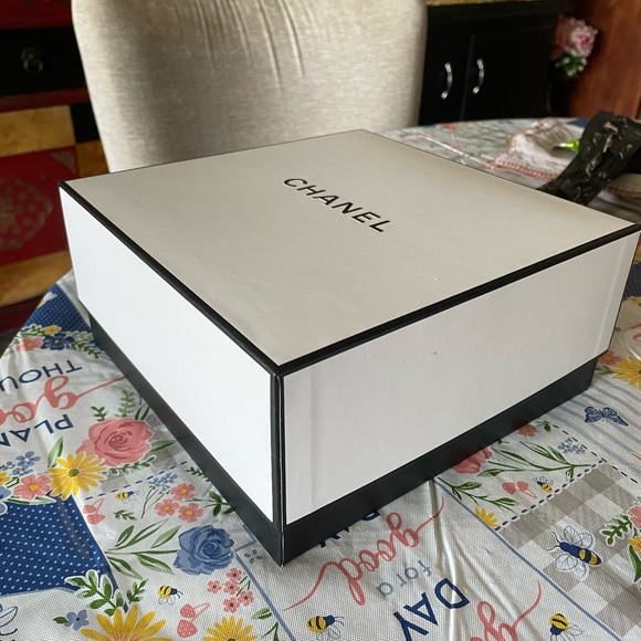 Chanel boxes. 2 different sizes. - Picture 5 of 11